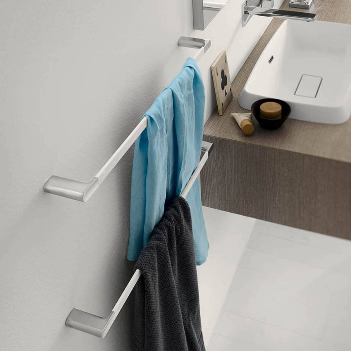 Polished Chrome Towel Bar E660