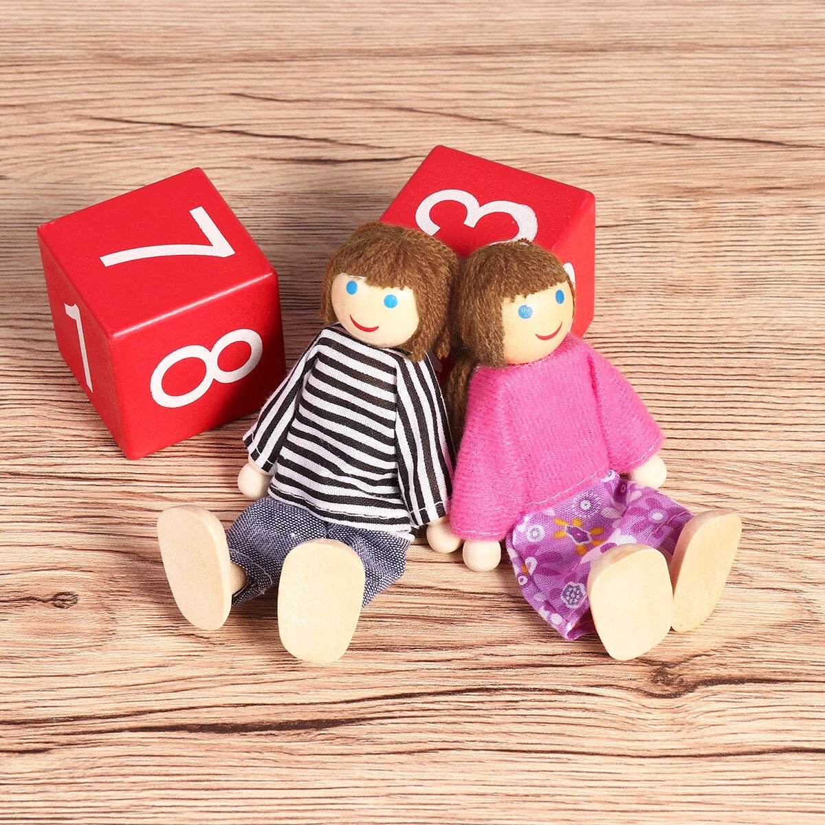 Wooden Dolls Playset Set of 7 People B126