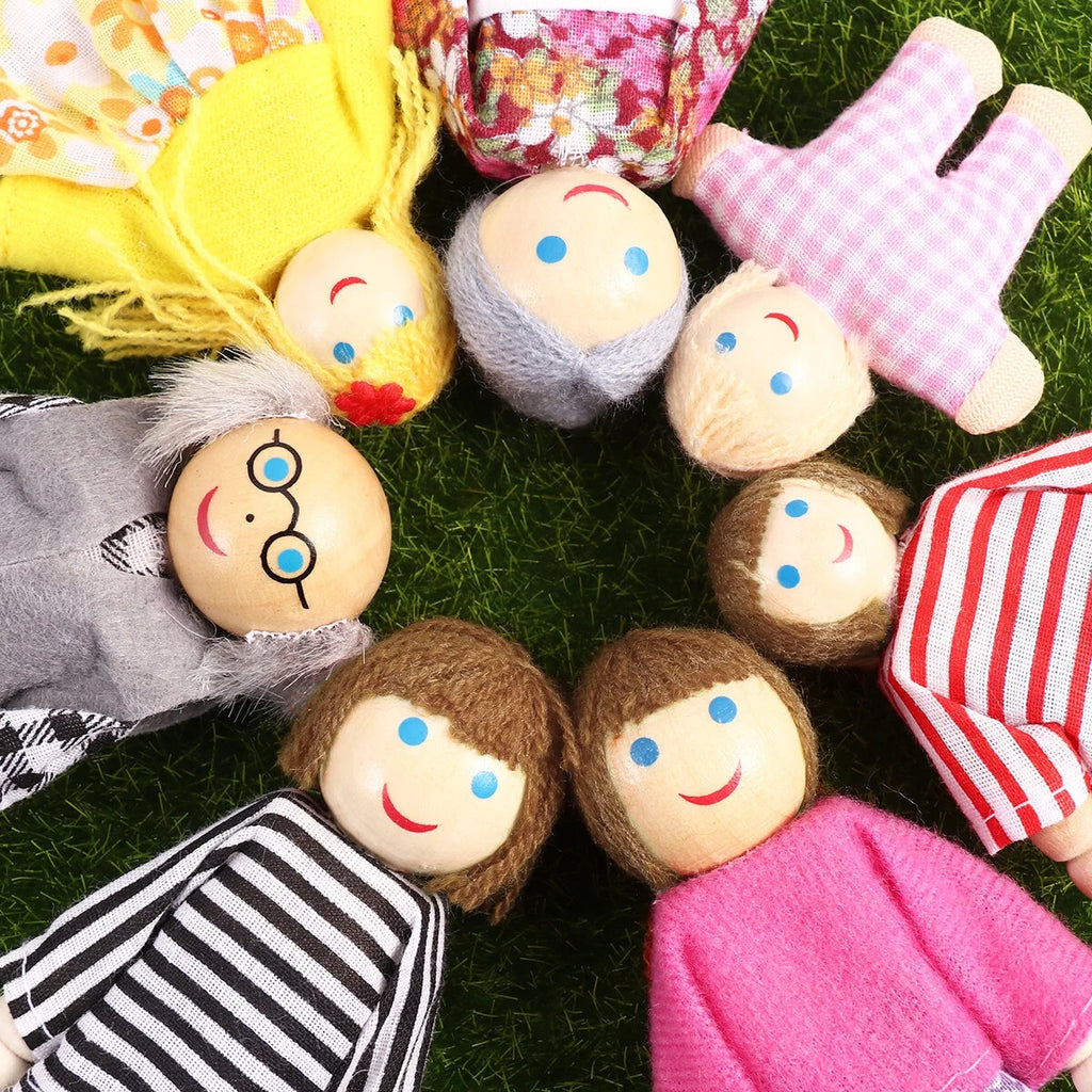 Wooden Dolls Playset Set of 7 People B126